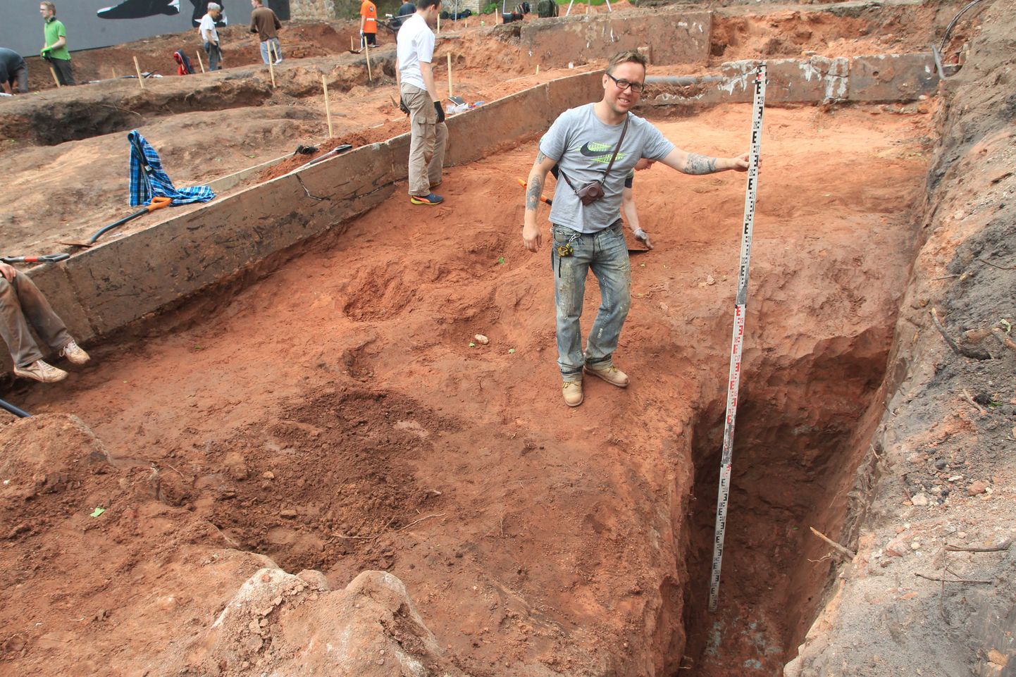 Kaevamiste juht Rivo Bernotas näitab augu sügavust.