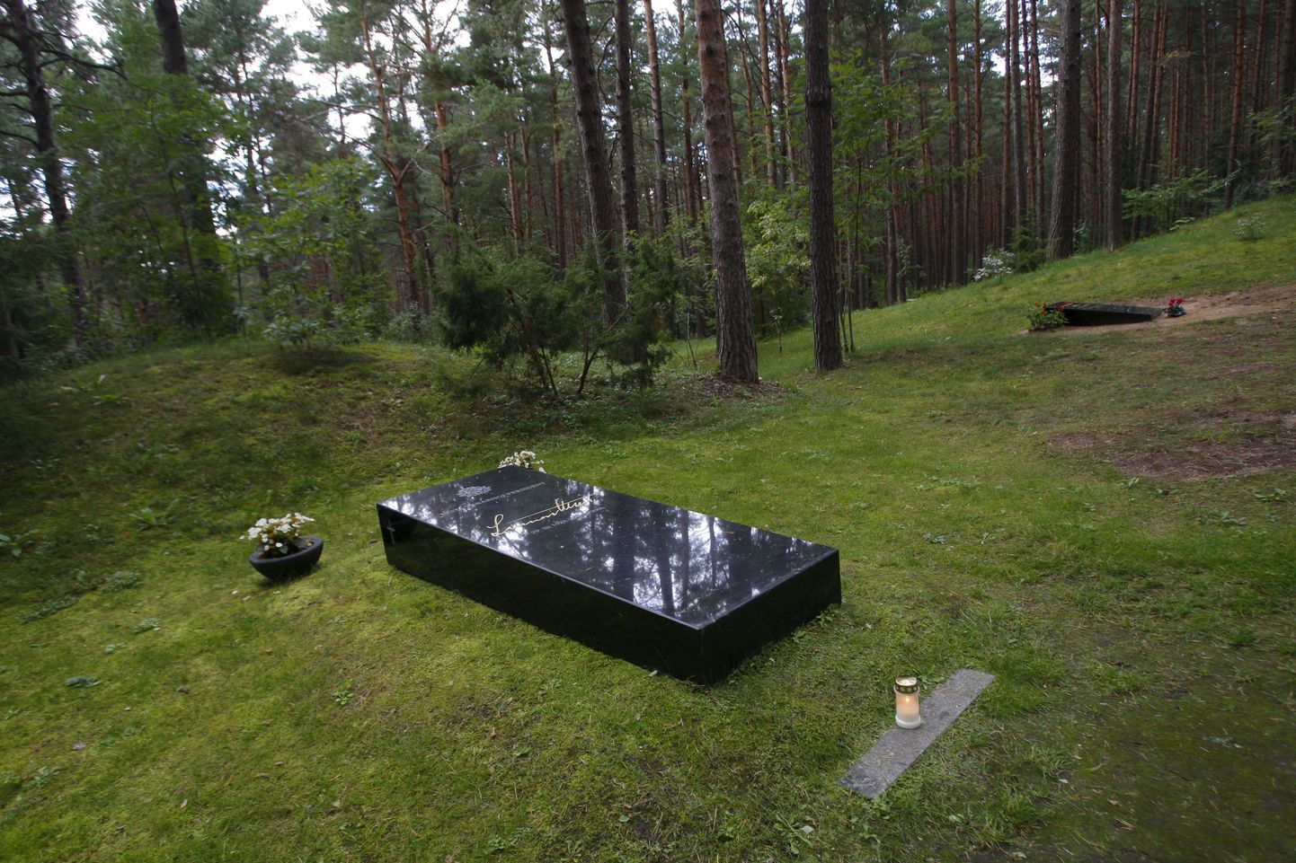 Lennart Meri haud Metsakalmistul.
