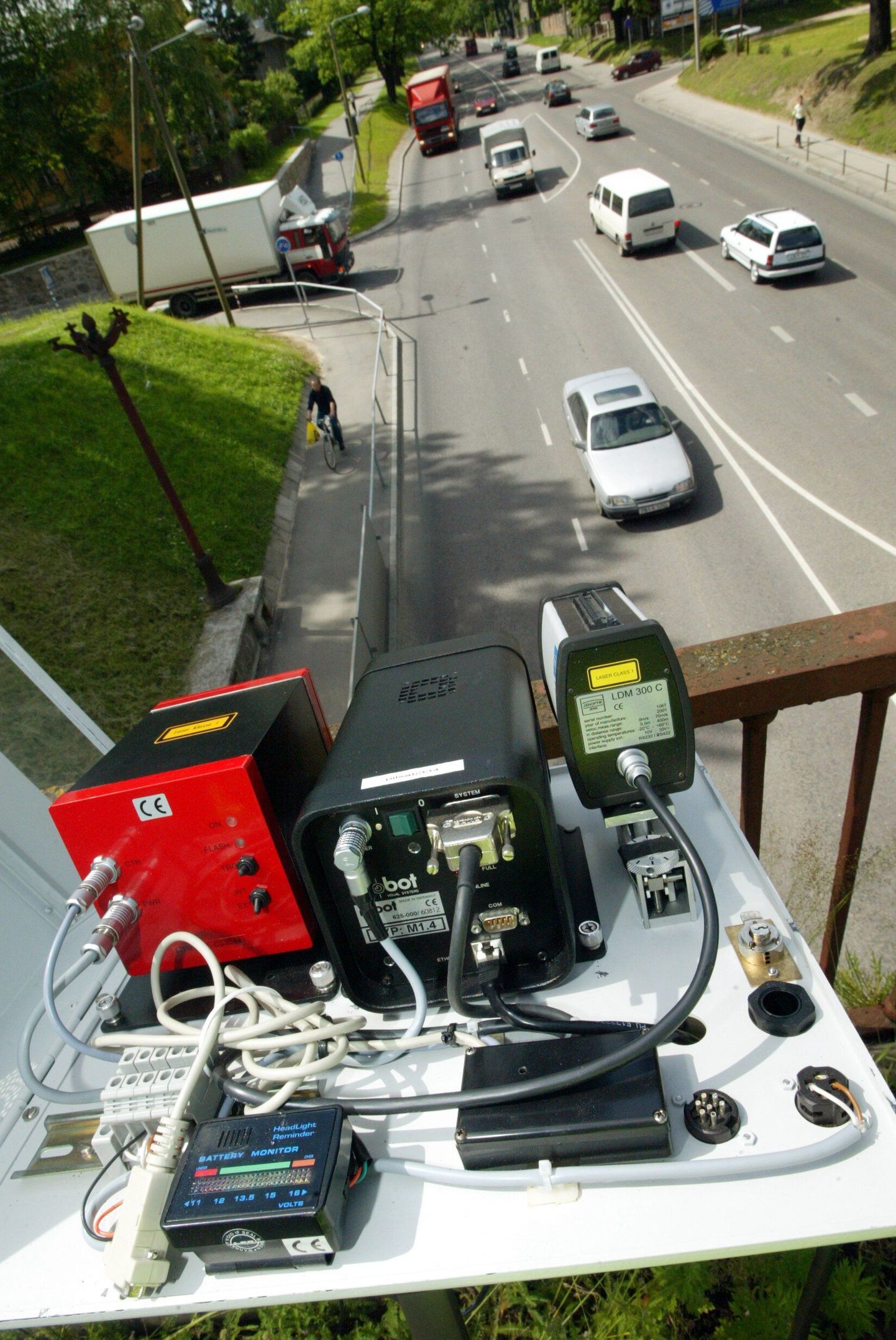 Kiirust ületavat sõidukit fikseeriva ja jäädvustava automaatse kiiruskaamera testimine Tartus.