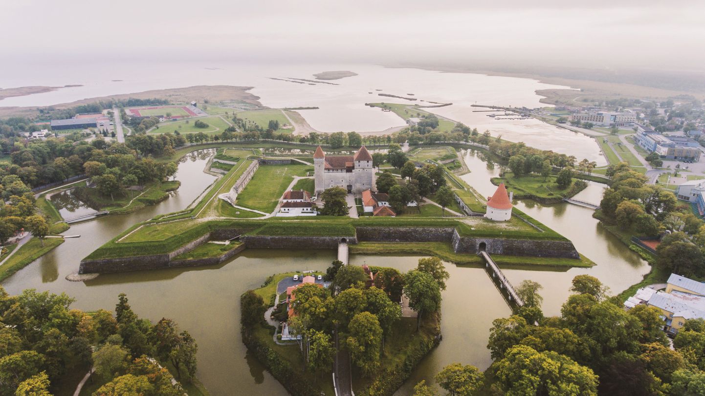 Pildil Kuressaare piiskopilinnus, kus paikneb Saaremaa muuseumi püsiekspositsioon.