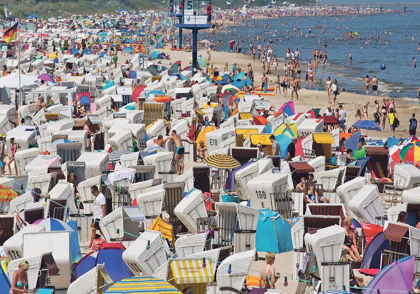 В Германии аномальная жара, пляжи переполнены.