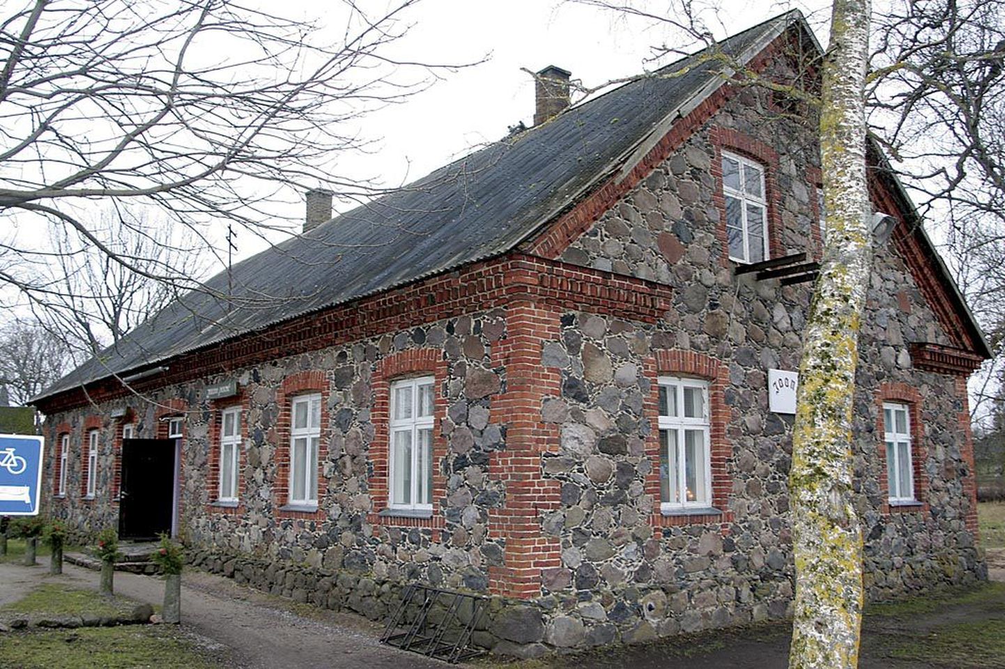 1884.-1885. aastal ehitatud Seliste kihelkonnakoolimaja kerkis juba 20. sajandi arhitektuuri kontekstis vaadeldaval perioodil, milleks on 1870-1991.