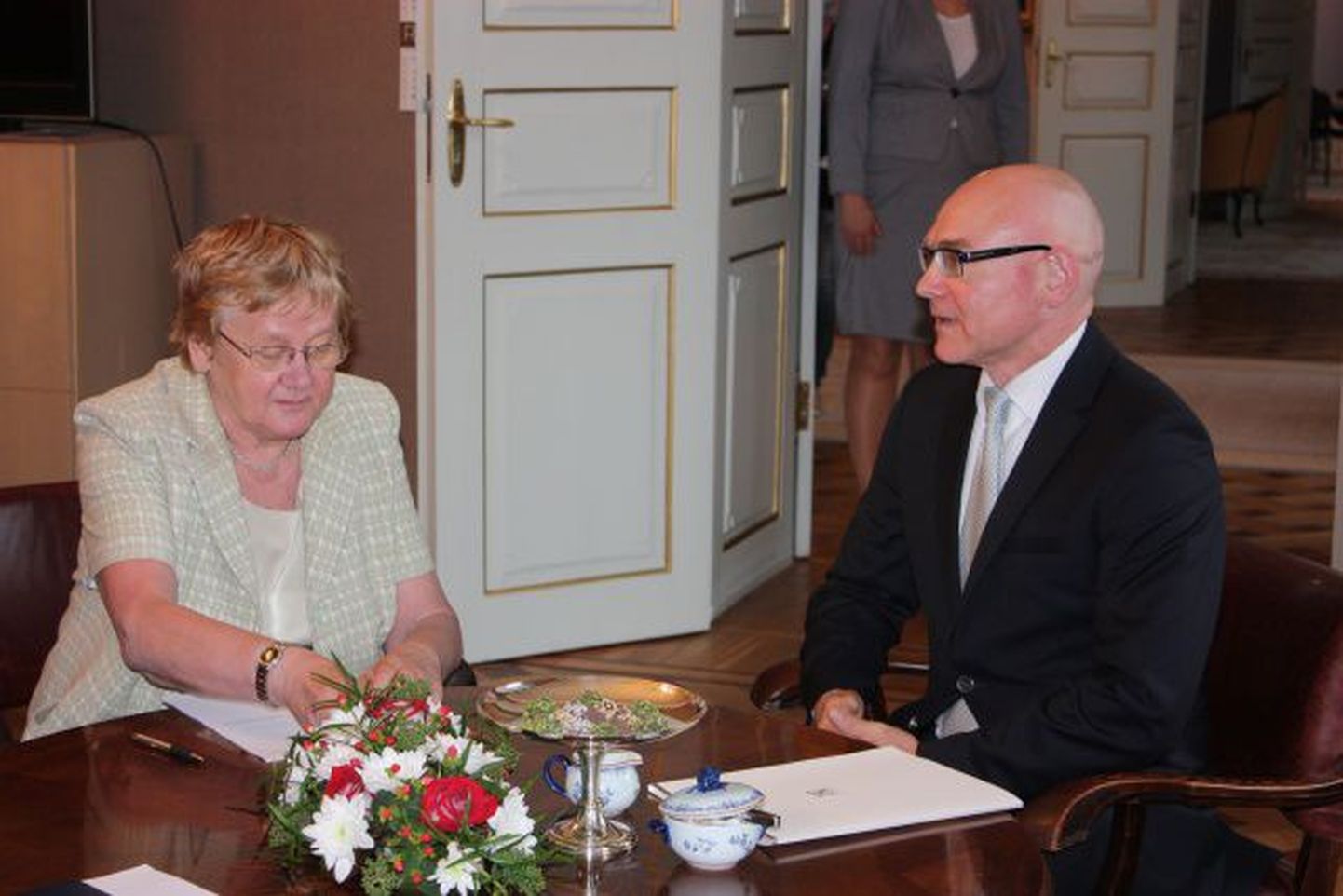 Õiguskantsler Indrek Teder andis riigikogu esimehele Ene Ergmale oma 2010. aasta tegevuse ülevaate.