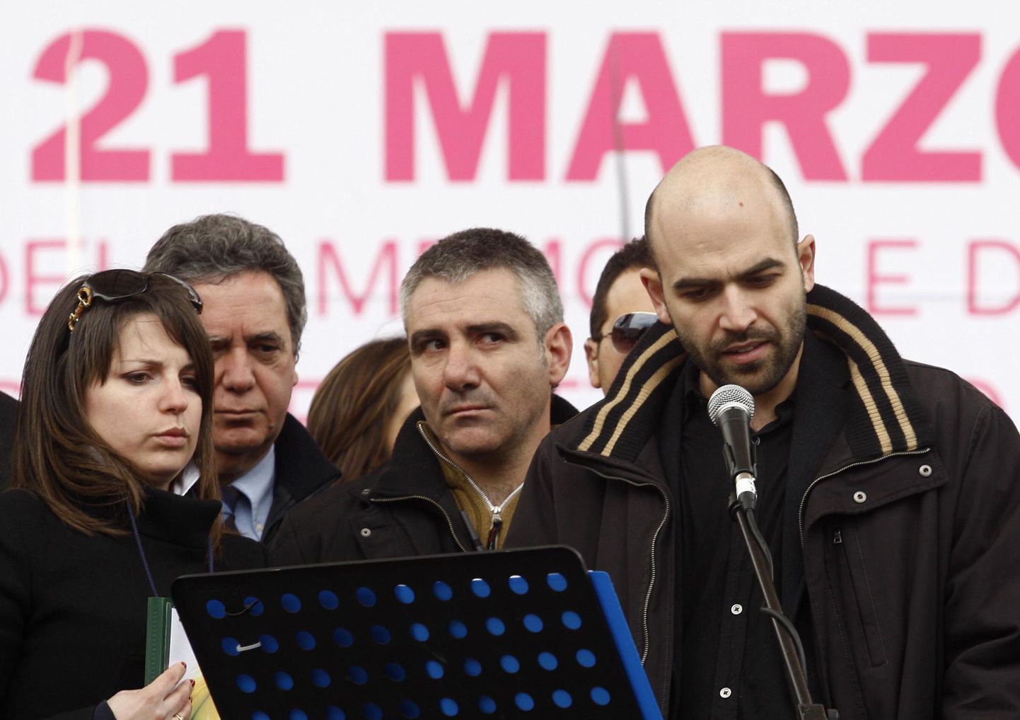 Itaalia kirjanik-ajakirjanik Roberto Saviano kõnelemas Napoli maffiavastasel demonstratsioonil.
