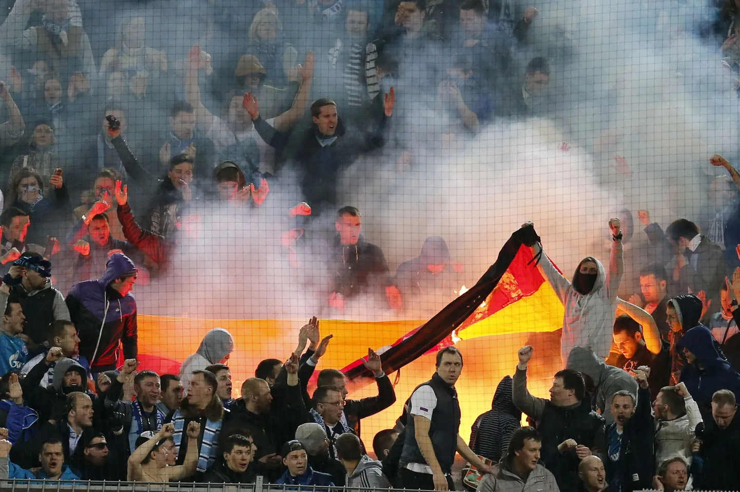 Фанаты «Зенита» сожгли немецкий флаг на матче в Дортмунде.