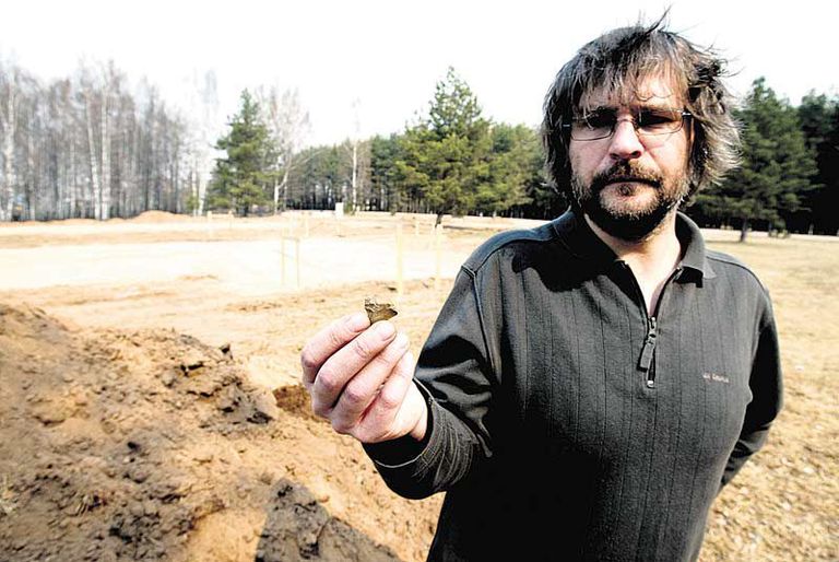 Arheoloog Aivar Kriiska näitab kiviaja inimeste töödeldud tulekivikildu.