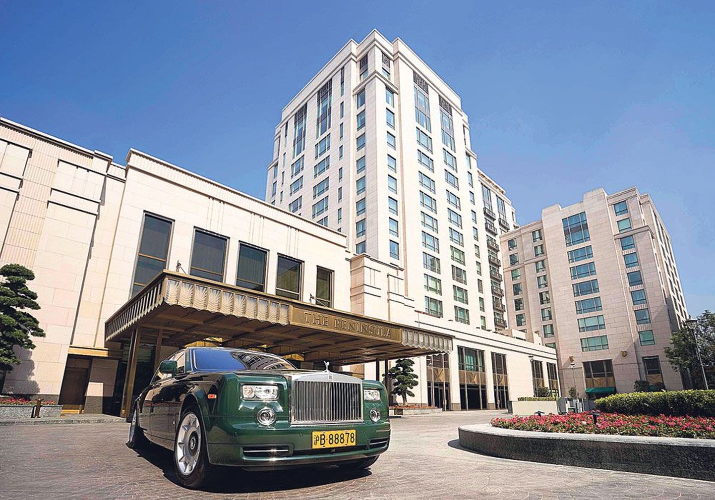 Пятизвездочный отель The Peninsula в Шанхае и Rolls-Royce для его постояльцев.