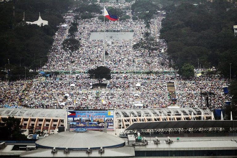 Niimoodi pildistas kuue miljoni osalejaga missa üles Filipiinide õhuvägi.