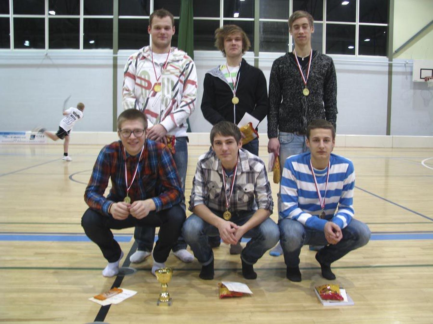Viljandimaa gümnaasiumide meeskondade vahel peetud saalihokiturniiril tuli võitjaks maagümnaasiumi võistkond.