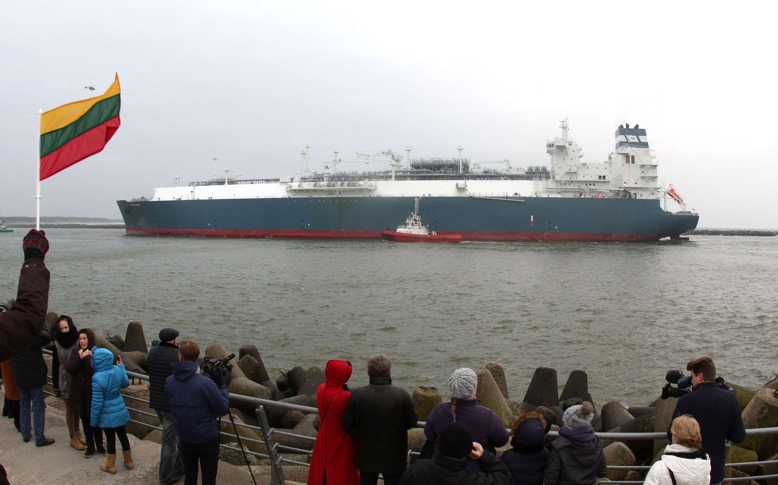 Прибытие в Клайпеду плавучего терминала сжиженного газа.
