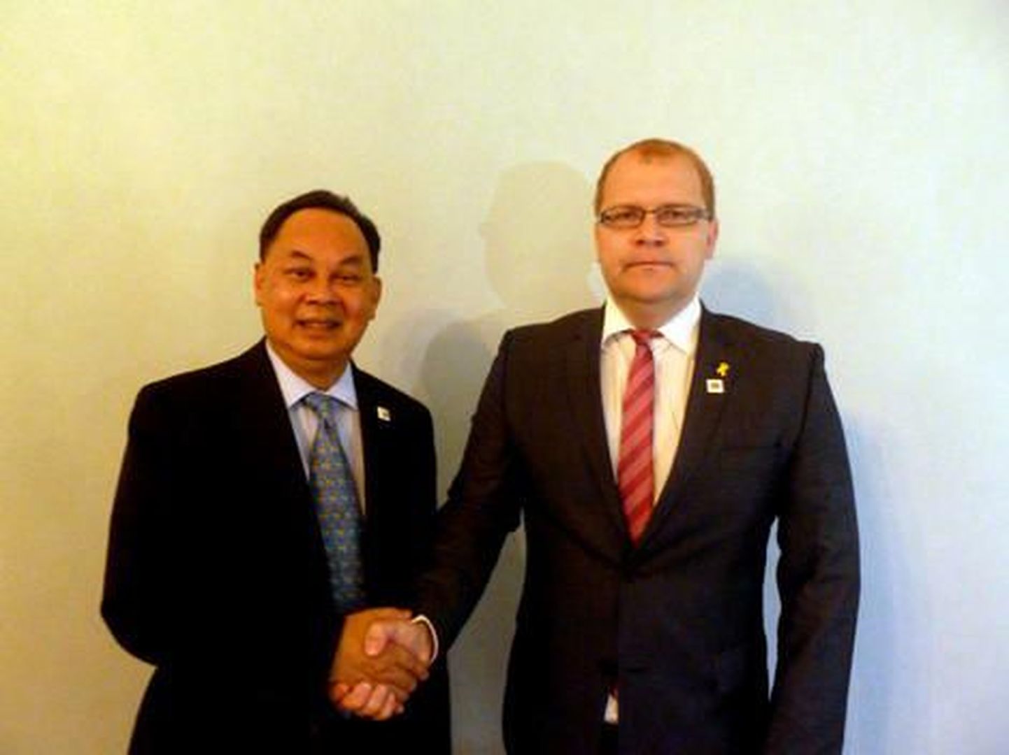 Министр иностранных дел Эстонии Урмас Паэт и его таиландский коллега Касит Пиром.