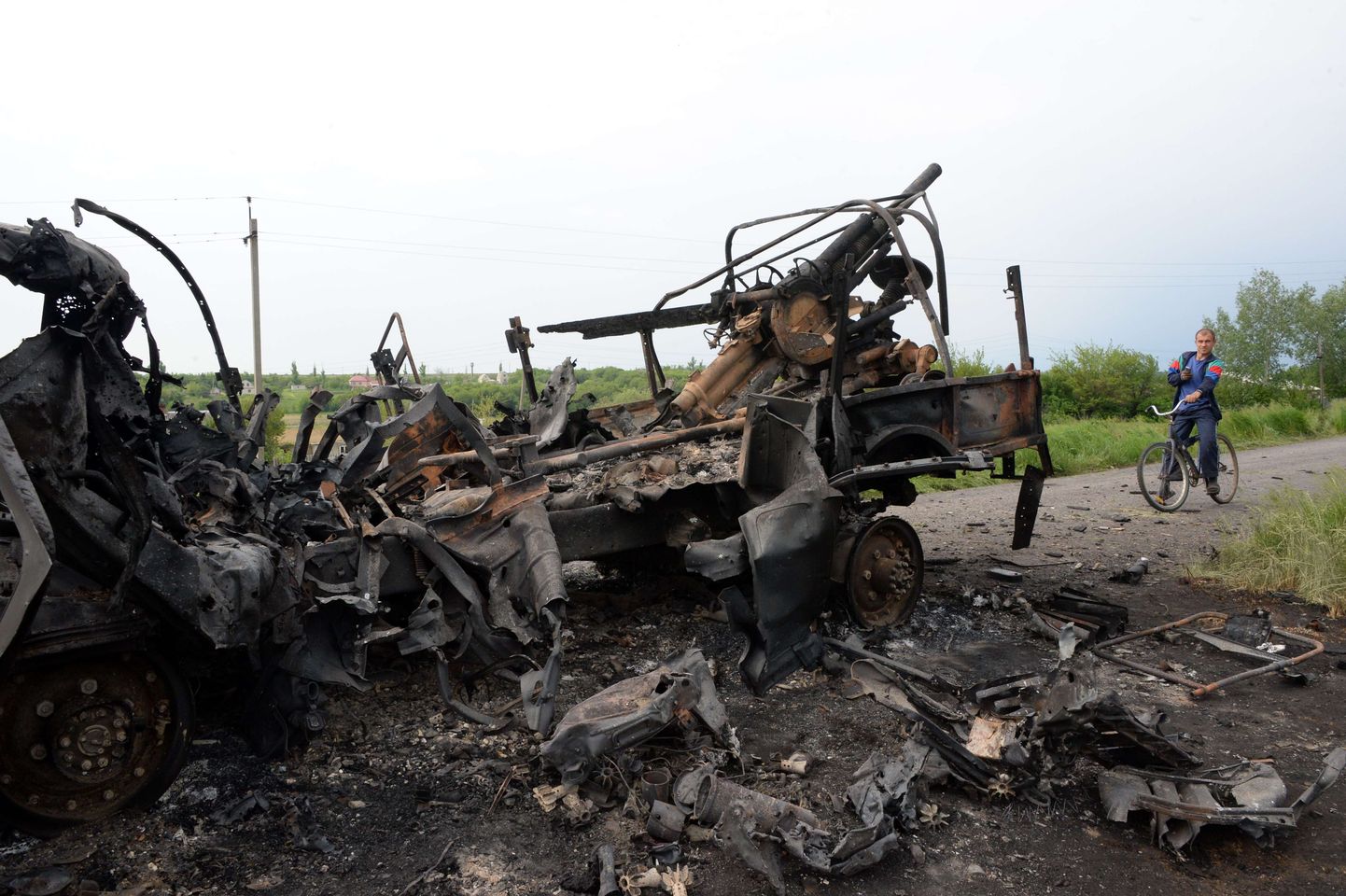 Tules hävinud Ukraina armee sõiduk Kramatorski lähistel Oktjabrskoje külas, kus eile leidis aset verine lahing.