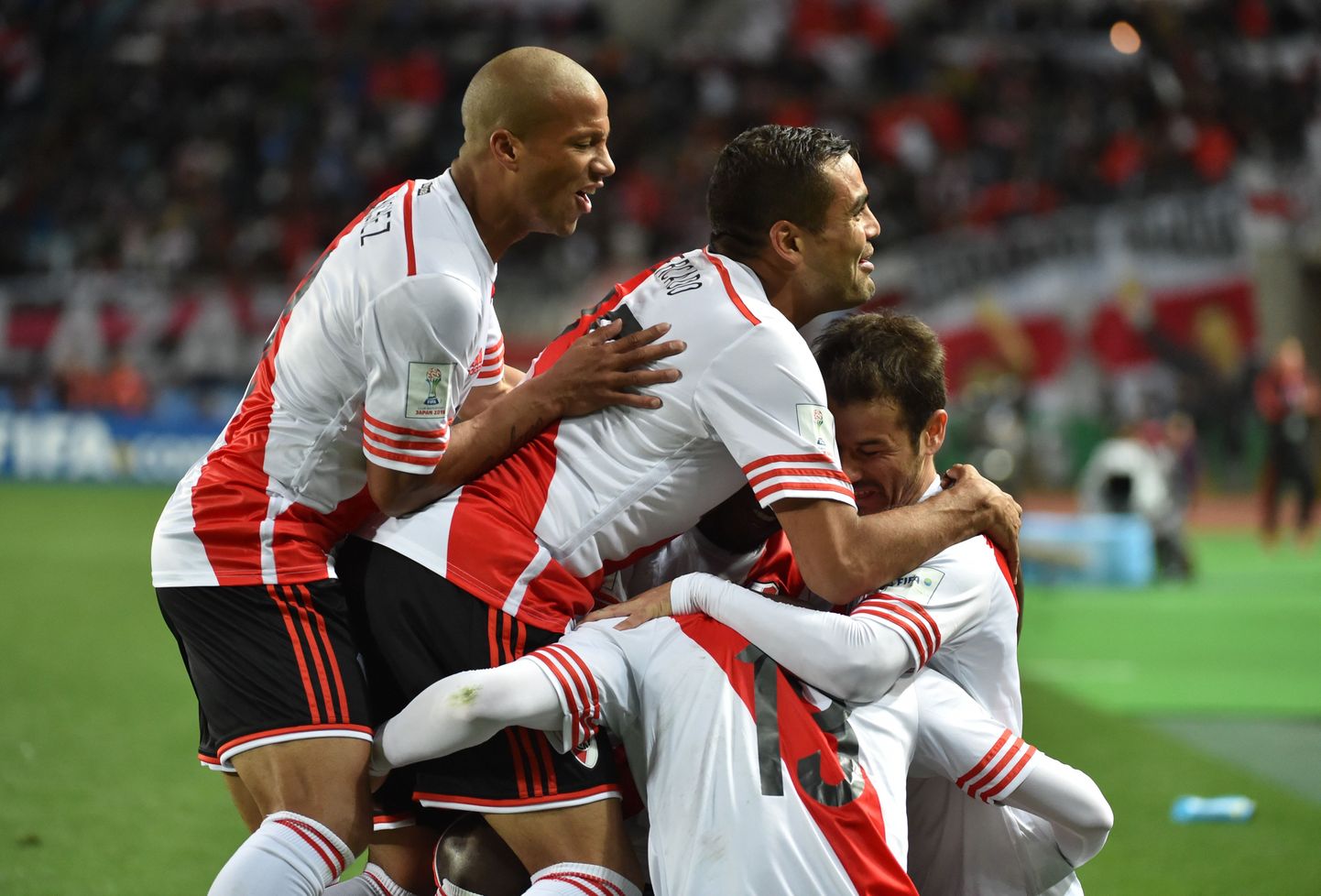 River Plate'i mängijad tähistavad võiduväravat.