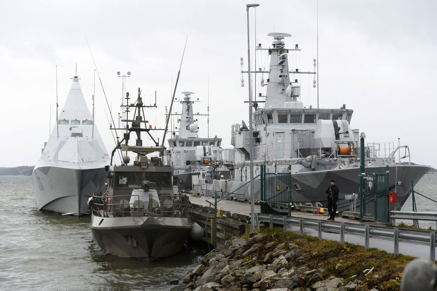 Rootsi mereväe korvett HMS Visby ja kaks miinijahtijat Berga mereväebaasis 22. oktoobril.