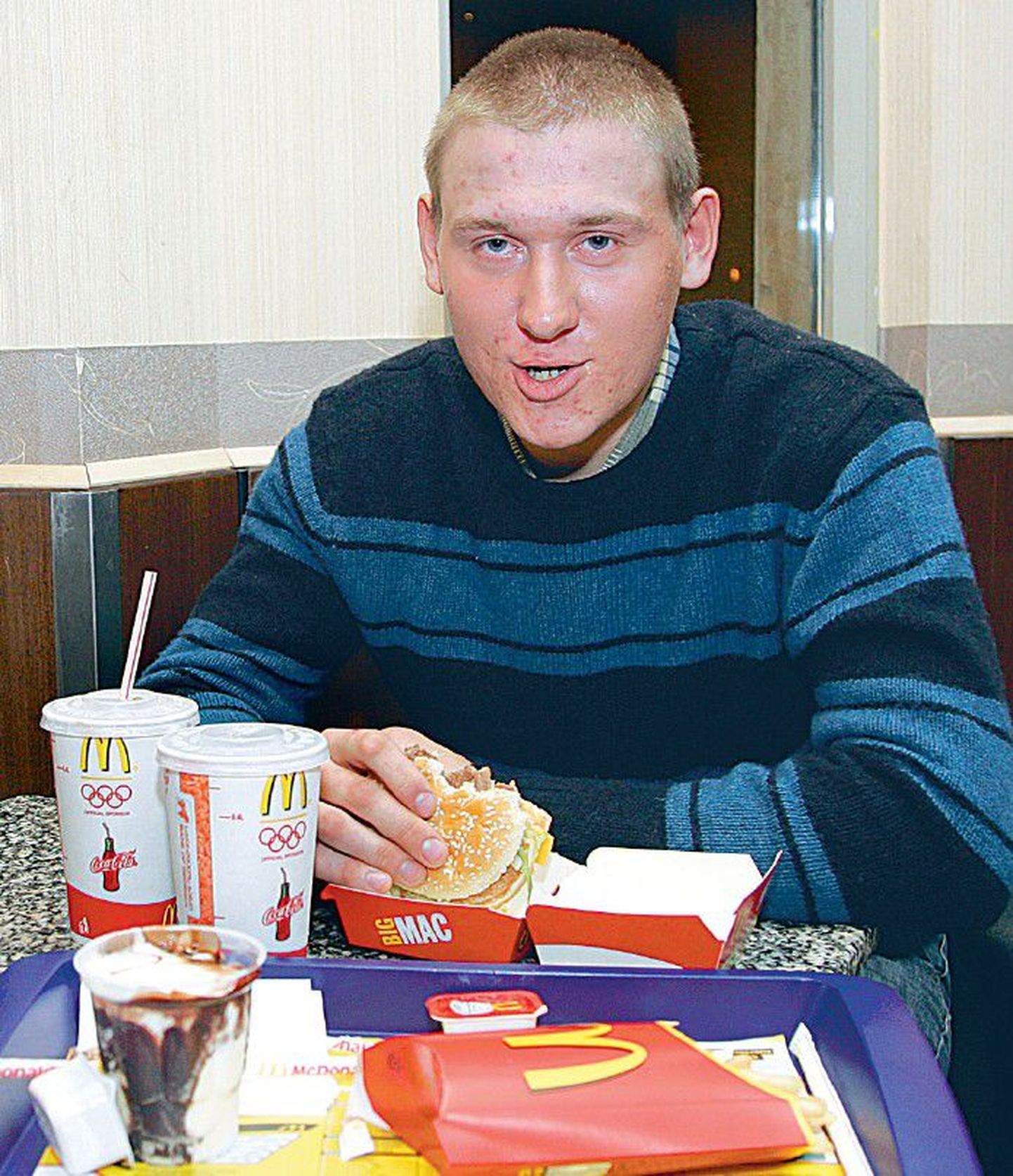 Thbilisi McDonald’sis einestav Vene armee nooremseersant Aleksander Gluhhov.