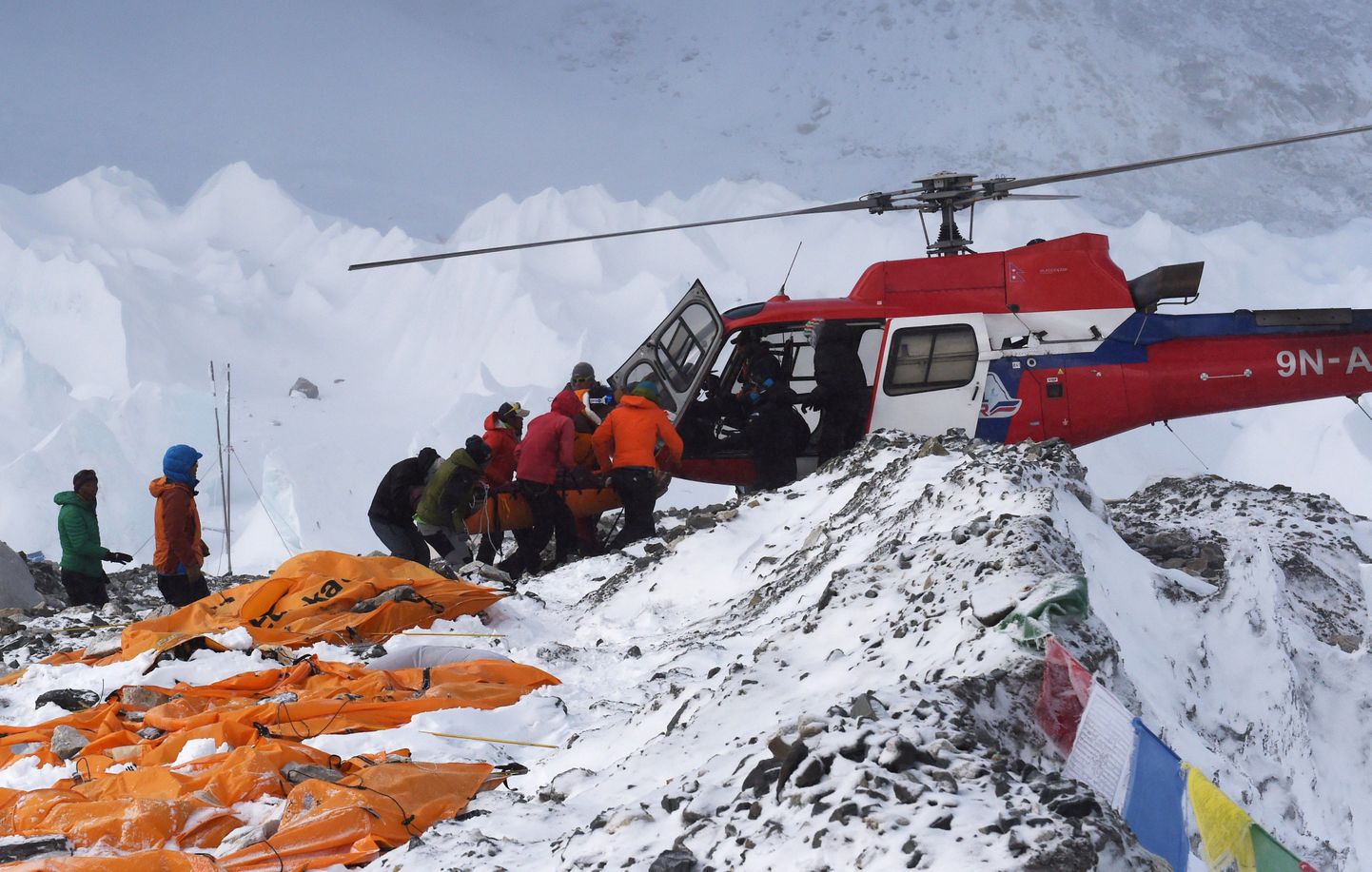 Vigastatud isik toimetatakse helikopterisse. 26. aprill, Everesti baaslaager.