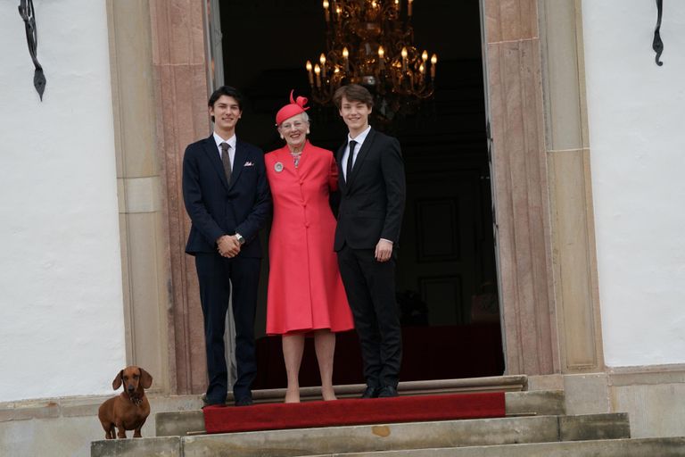 Taani kuninganna Margrethe oma vanimate lastelaste Felixi ja Nikolaiga.