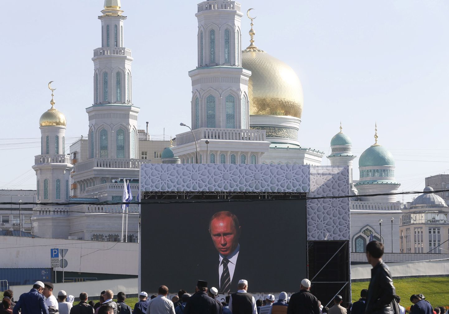 Vladimir Putin pidamas kõnet uue mošee avamisüritusel.
