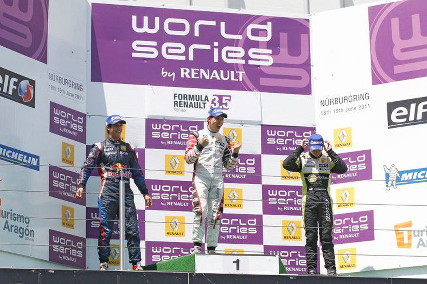 Kevin Korjus (paremal) juunis Nürburgringi teise sõidu järel poodiumil koos Robert Wickensi (keskel) ja Daniel Ricciardoga. Mõlemal jagus eestlase aadressil kiidusõnu.