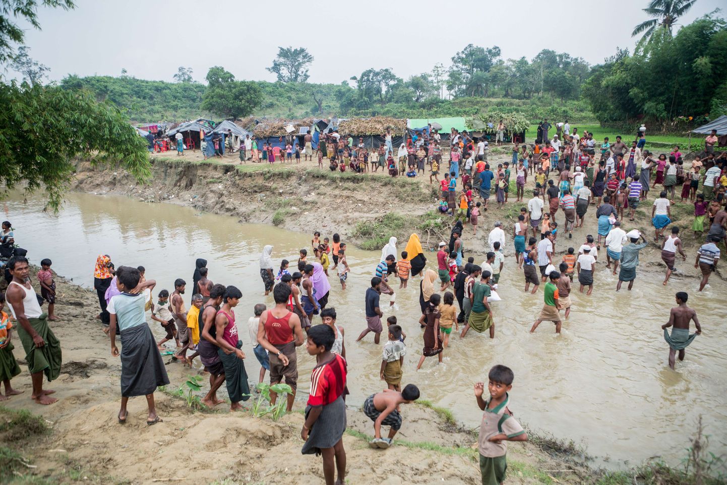 Bangladeshi suunduvad põgenikud.