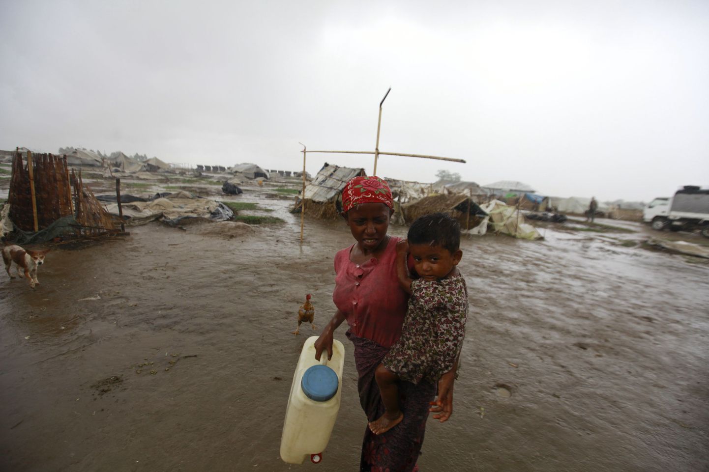 Birma rannikul käepärastest vahenditest püstitatud laagris sisepõgenikuna elavad rohingya naine ja laps, kes kuuluvad tsükloni eest evakueerumisest keeldunute hulka.