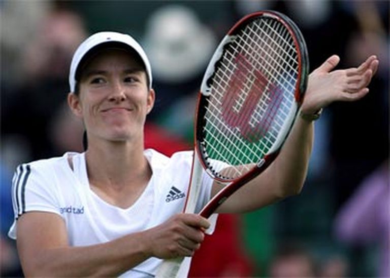 Četrkārtējā "French Open" uzvarētāja Žustīne Enina smaida arī Londonā. 