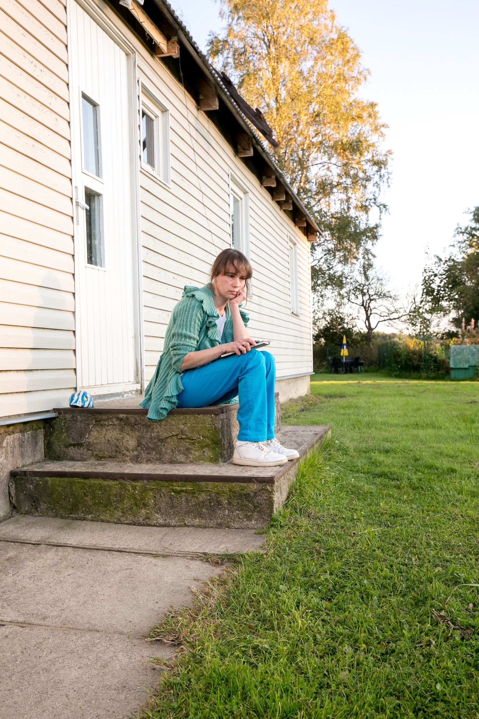 Kodumaja trepil istuv Ellen Hunt tunneb muret, sest Rail Balticu trass on projekteeritud hoonest vaid mõnekümne meetri kaugusele.
