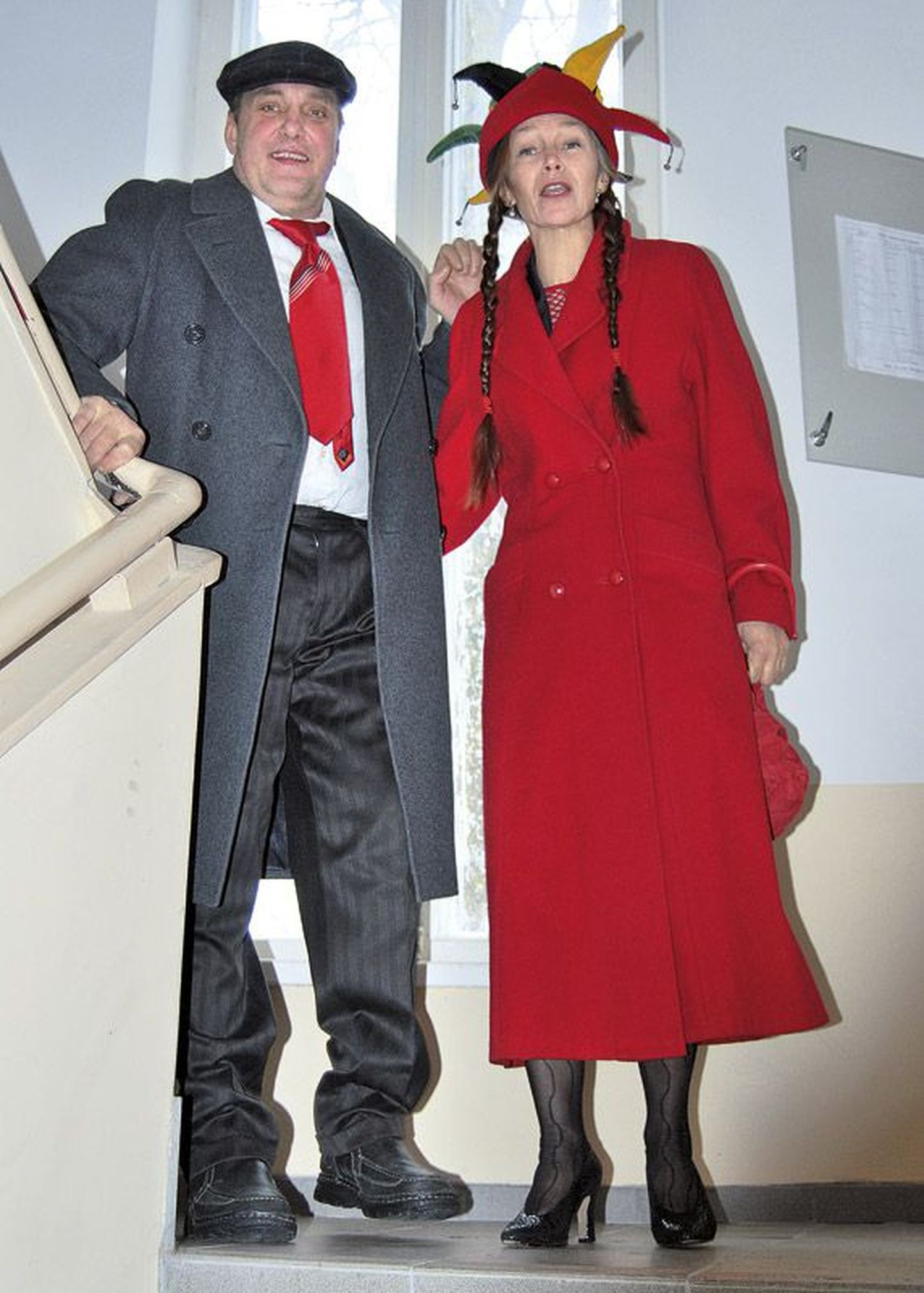 Näitleja Erik Ruus, kes läks poolteise aasta eest lahku kolleeg Anne Veesaarest, kosis 20. jaanuaril Rakveres oma naiseks kunstnik Meeli, kes kannab nüüd samuti perekonnanime Ruus