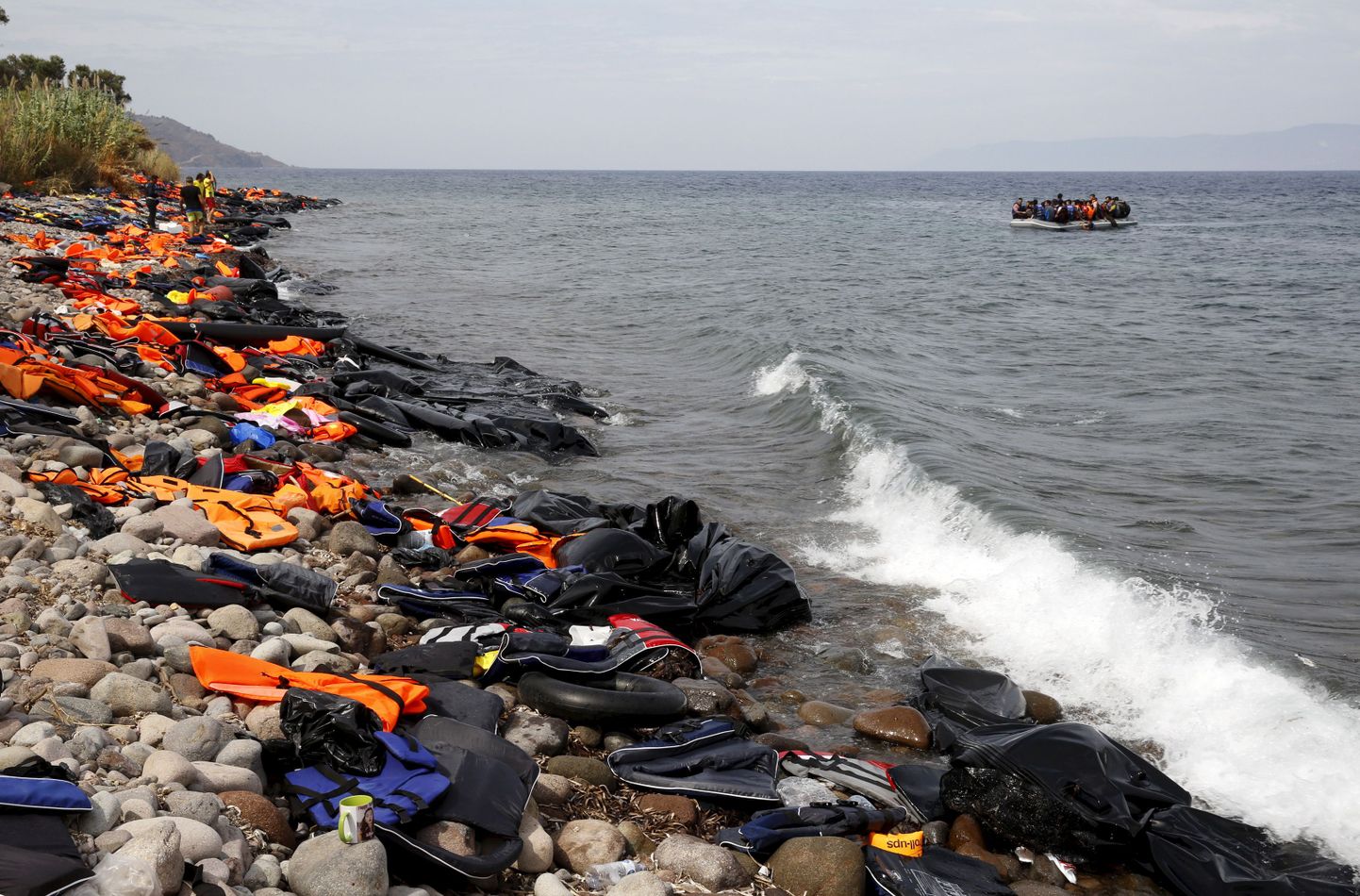 Vahemere kaldale uhutud ja põgenike jäetud päästevestid.
