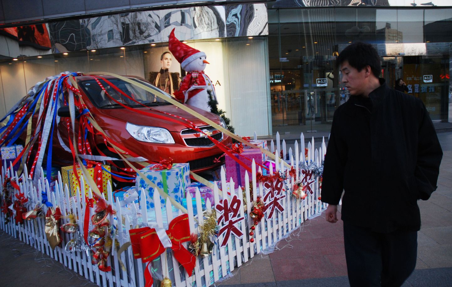 Jõulupakendis uus Chevrolet Pekingi kaubanduskeskuses.