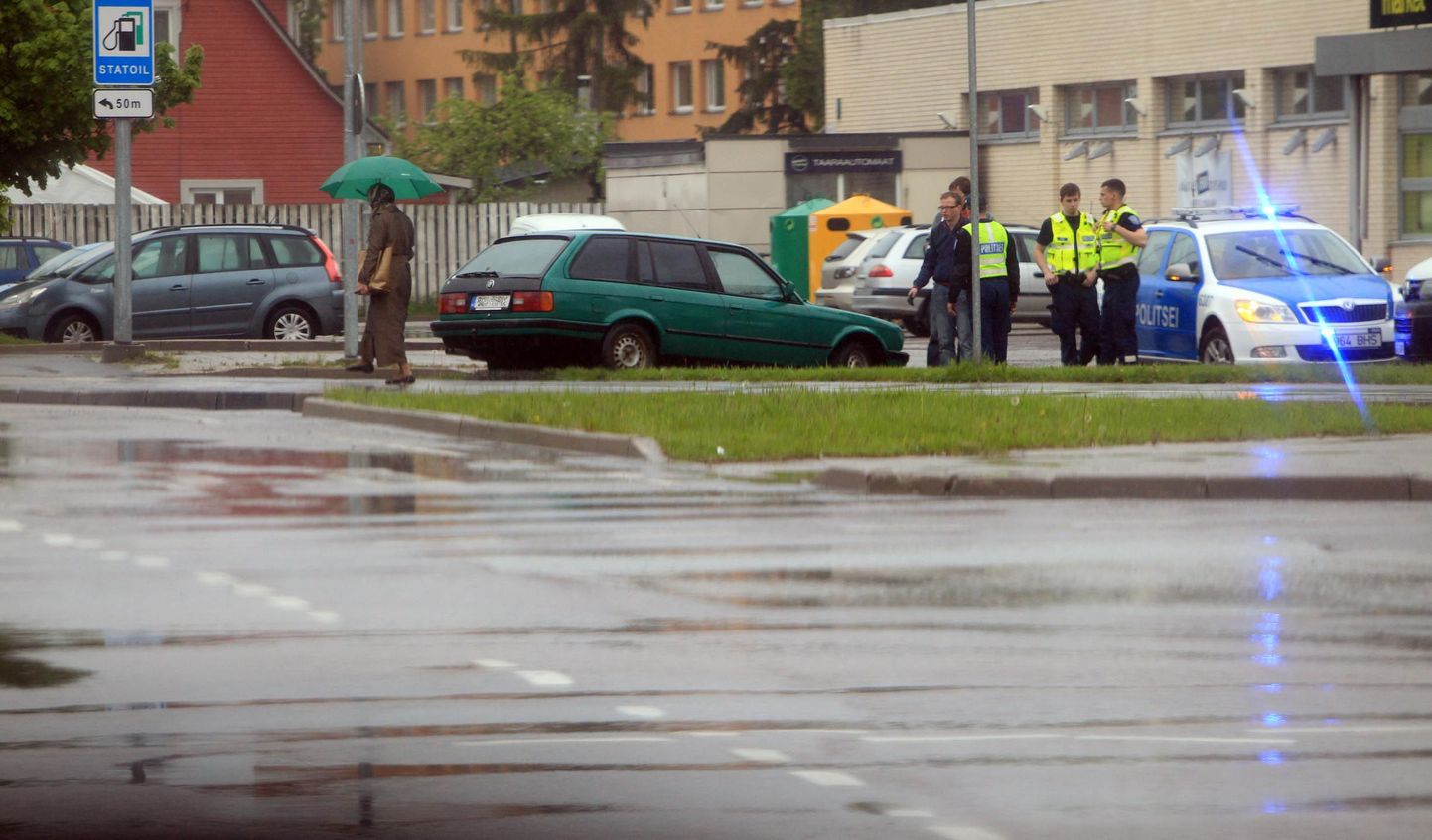 Liiklusõnnetus Tartus Aardla ristmikul, kus BMW juht võttis libedal asfaldil kurvi liiga uljalt ning paiskus teelt välja.
