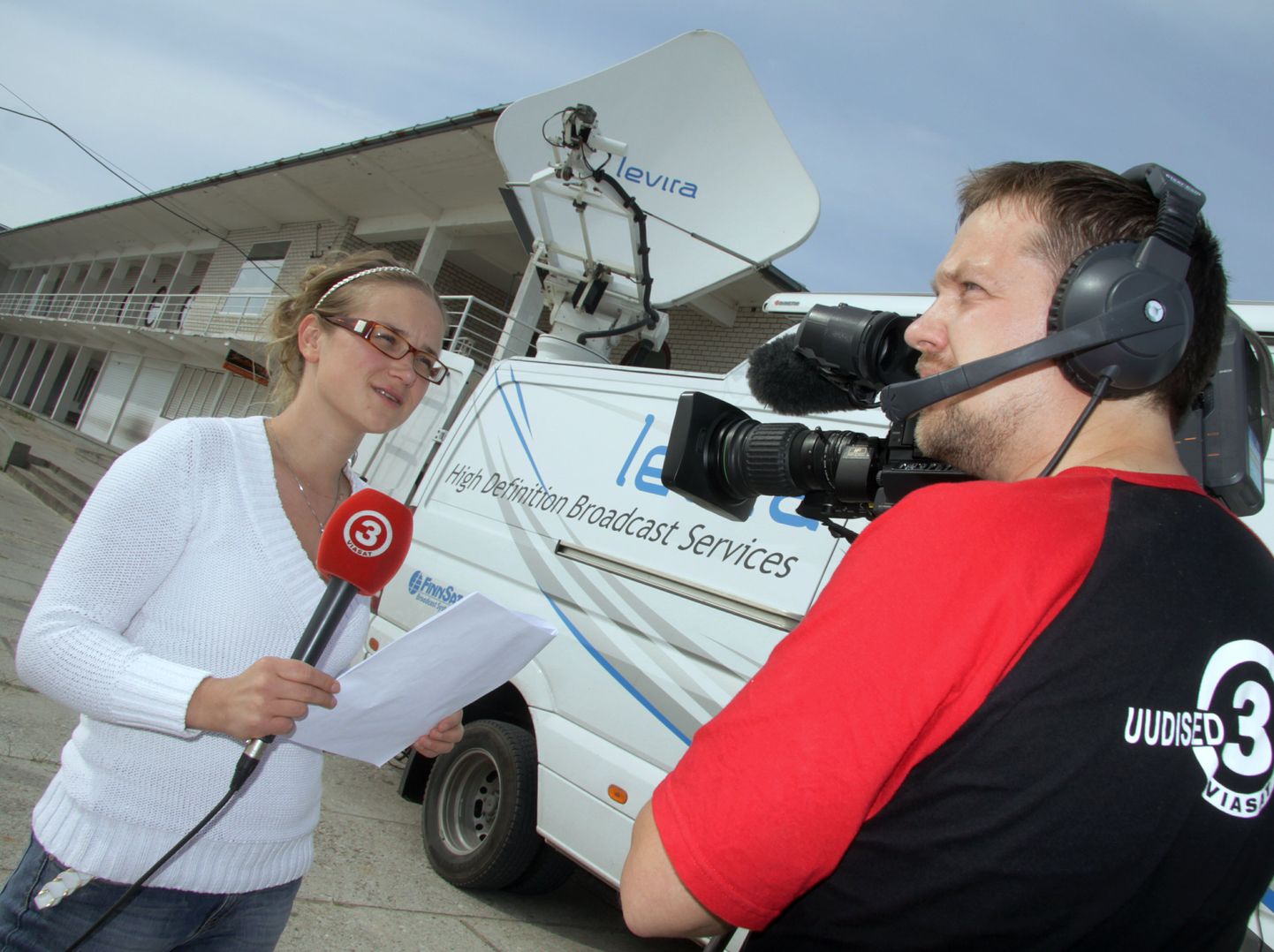 TV3 uudistereporter Kadi-Kerli Kärner ja operaator Urmas Pardane on telesaate edastamiseks valmis.