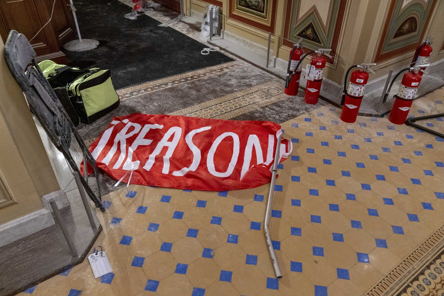 Loosung kirjaga «Riigireetmine» 7. jaanuaril pärast protestijate lahkumist Kapitooliumilt Washingtonis.