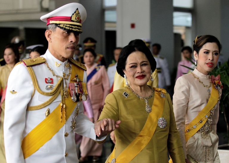 Vasakult paremale: Tai kroonprints Maha Vajiralongkorn, kuninganna Sikirit ja kroonprintsess Chulabhorn Bangkoki kuningapalees 2010. aastal.  FOTO: Reuters/Scanpix