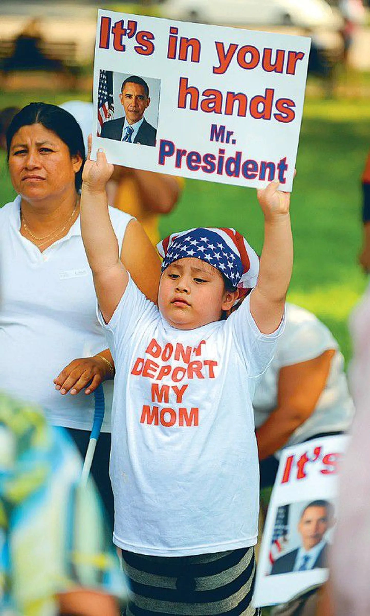 «Это в твоих руках, господин президент», написано на плакате в руках мальчика, участвовавшего в демонстрации перед Белым домом в защиту нелегальных иммигрантов в США. Надпись на футболке призывает не высылать его мать из страны.