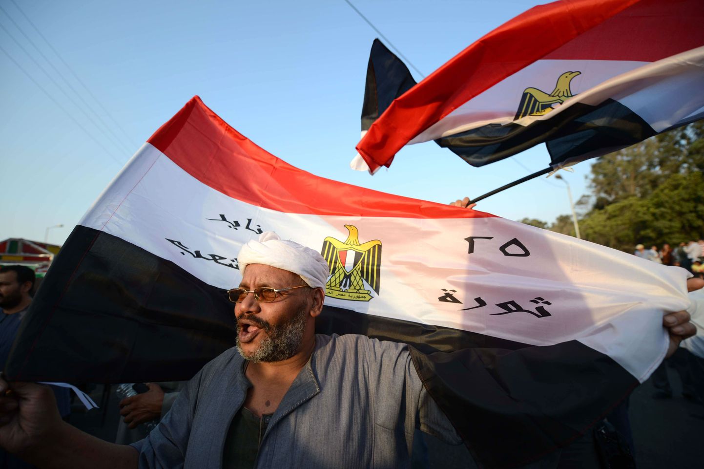 Egiptuse sõjaväenõukogu toetajad protestisid presidendi otsuse vastu tühistada kõrgema konstitutsioonikohtu otsus saata islamistide enamusega parlament laiali.