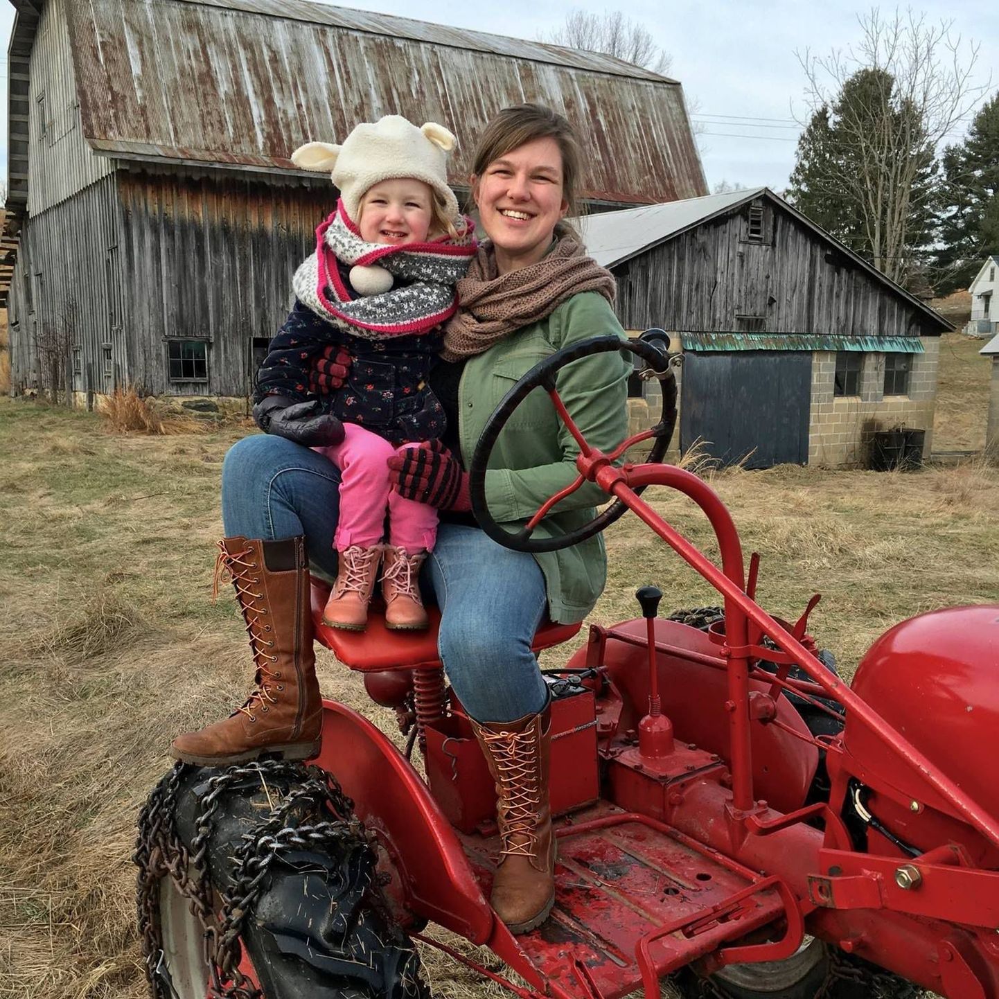 Kara Pleasants oma tütrega farmis, mida nende pere kunagi endale ei saa.
