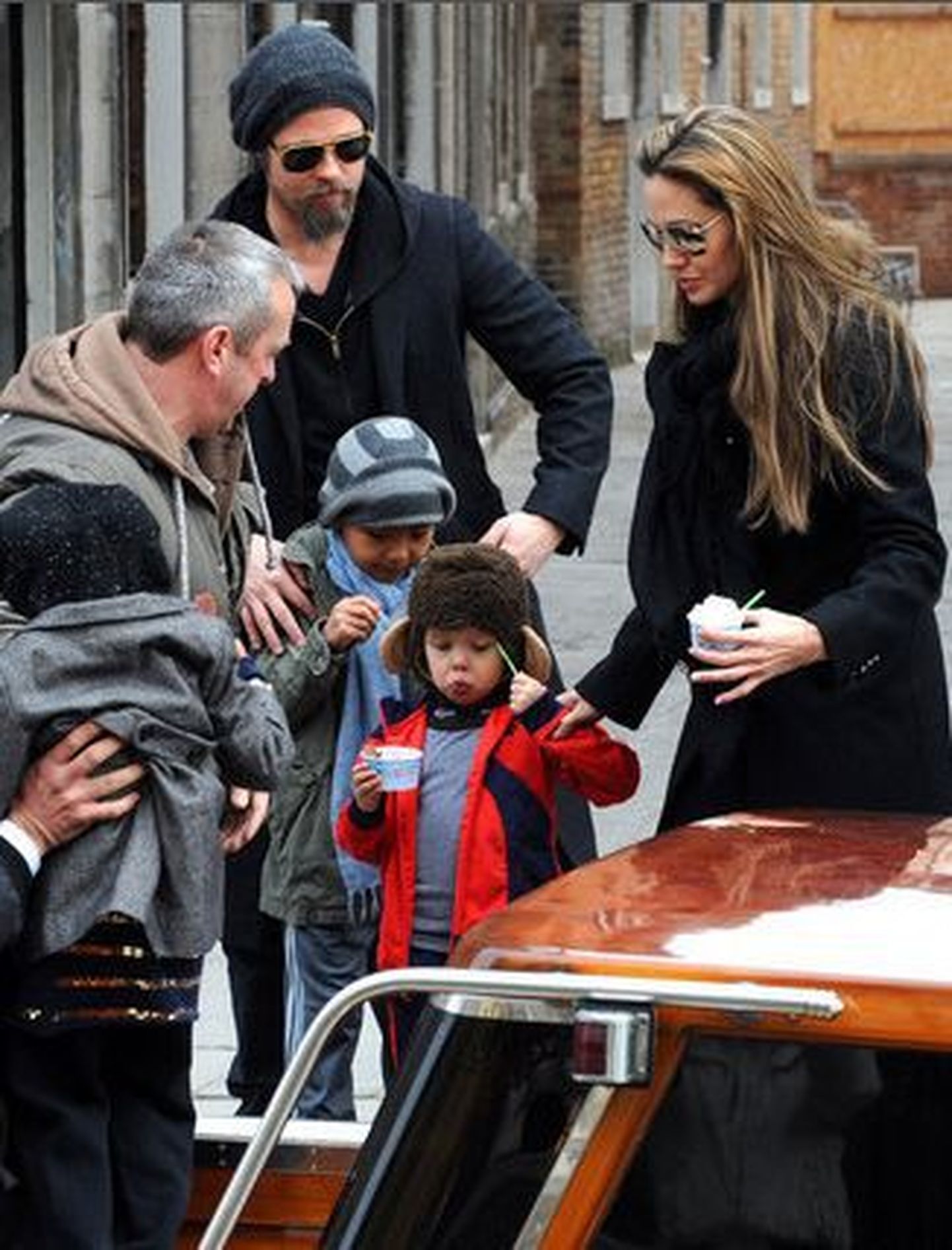 Angelina Jolie ja Brad Pitt lastega Veneetsias