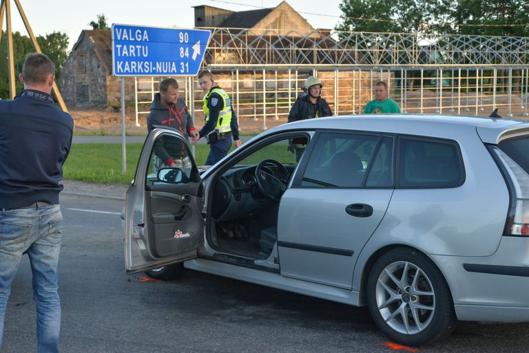 Авария на на круговом перекрестке Пярнуского шоссе. Фото: Кенно Соо 