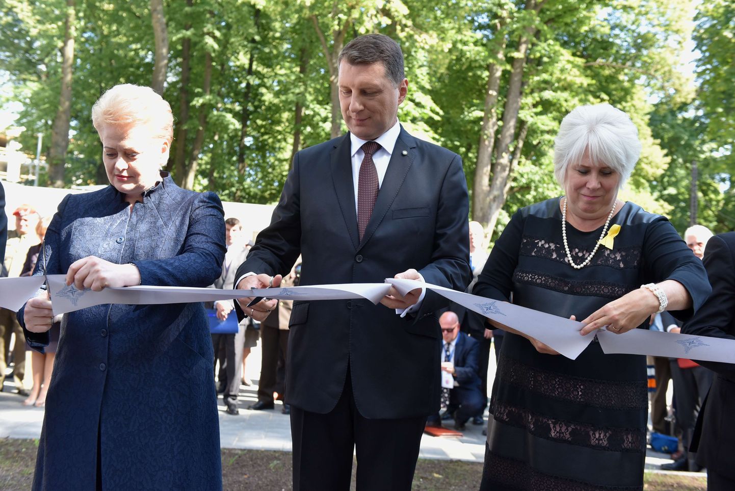 Vasakult paremale Dalia Grybauskaite, Raimonds Vējonis ja Marina Kaljurand NATO kompetentsikeskuse avamisel