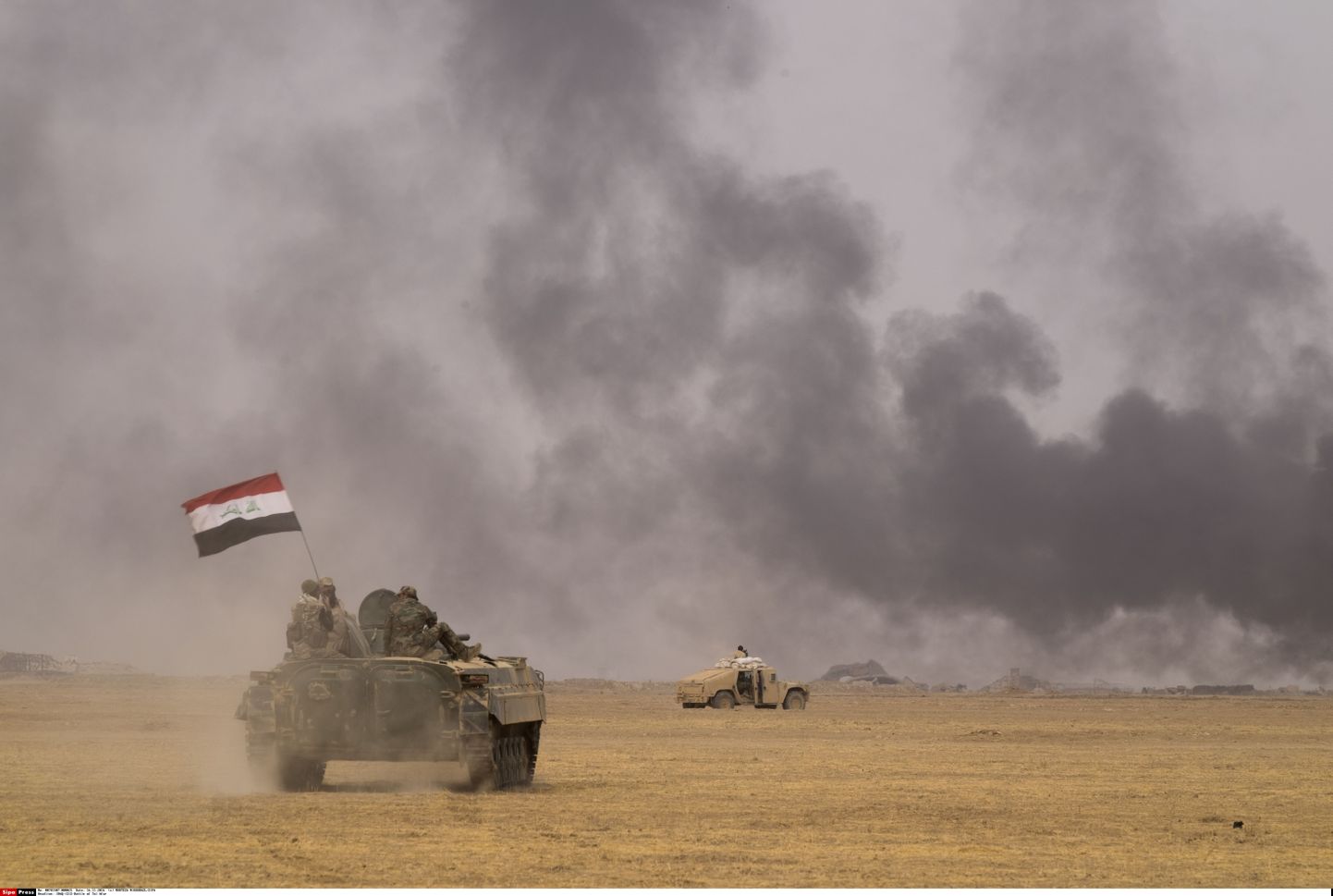 Iraagi vägede tank Mosuli lääneosas mässuliste kontrolli all olevate alade lähistel.