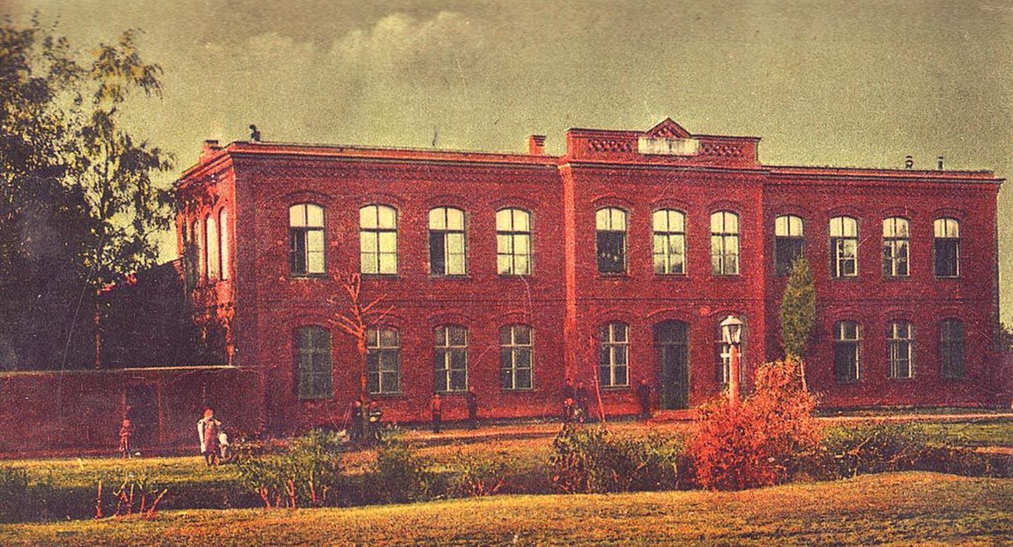 Pärnu kalanduskoolile pandi alus eriklassiga, mis kuulus Pärnu kaubanduskooli koosseisu. Avaaktusel 1929 oli kaks õpilast ja kümme vabakuulajat.