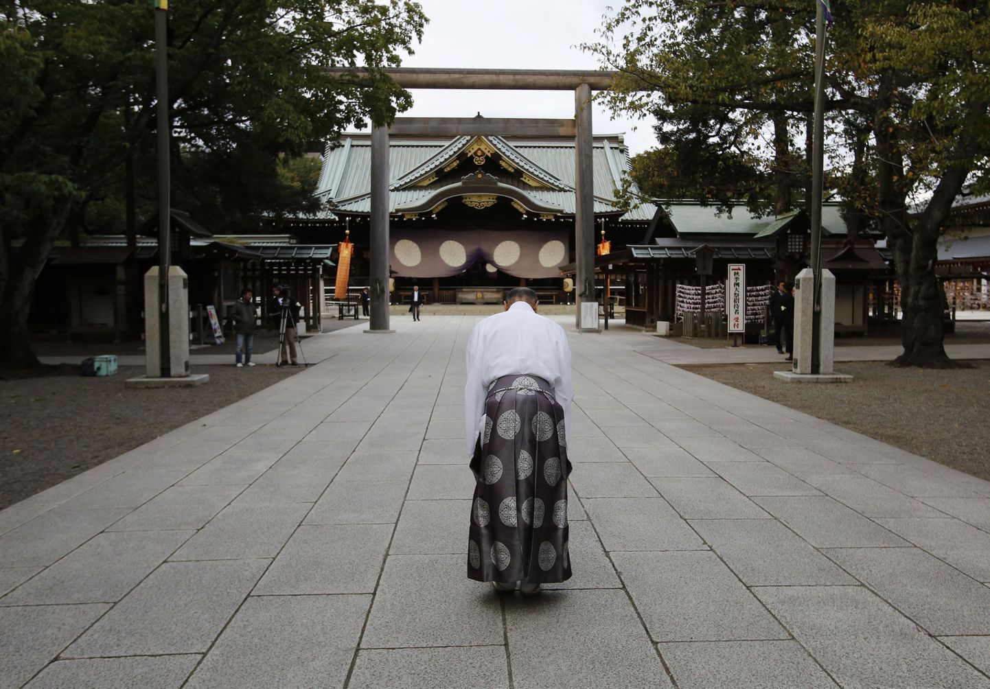 Shinto preester vastuolulise Yasukuni pühamu ees.