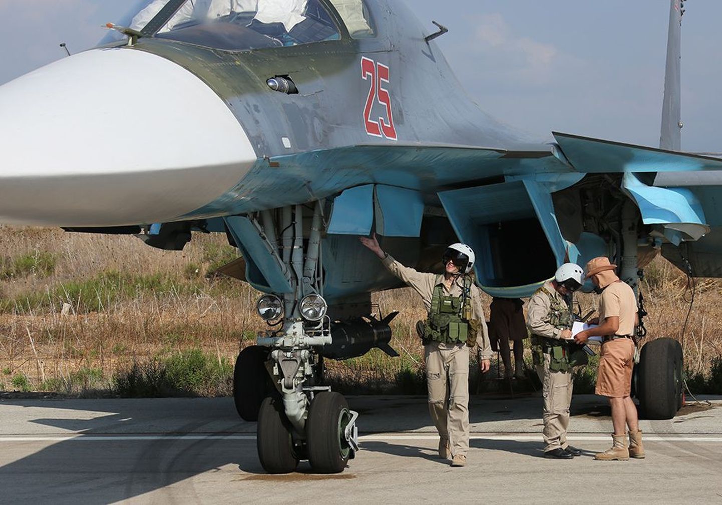 Vene piloodid Süürias Latakia õhuväebaasis.
