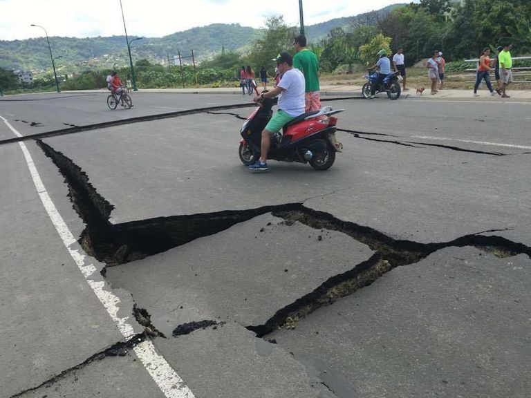 Maavärina põhjustatud purustused Ecuadori Portoviejo linnas.