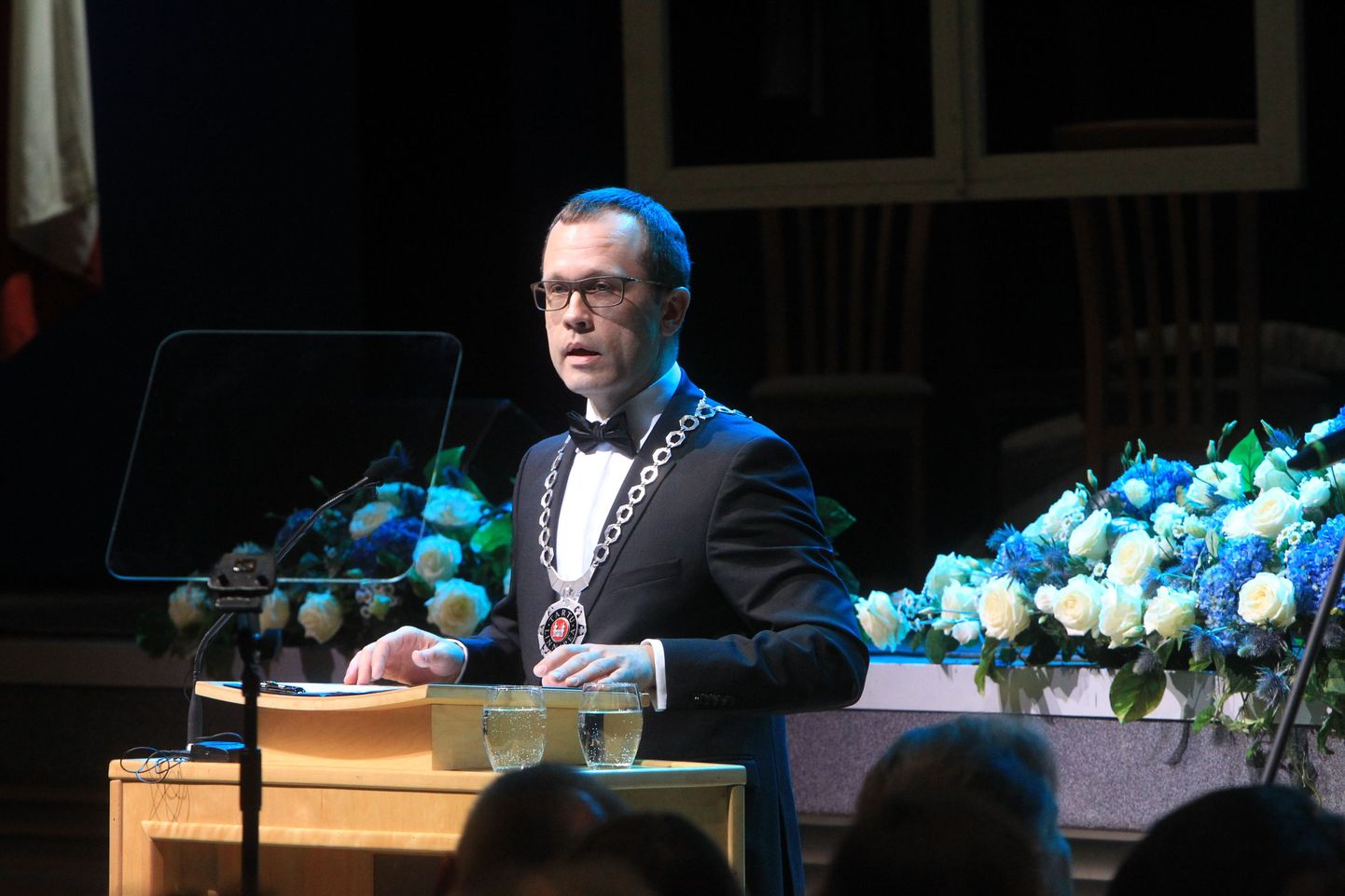 Eesti Vabariigi 98. sünnipäeva puhul korraldatud kontsertaktus Vanemuises. Kõneleb linnapea Urmas Klaas.