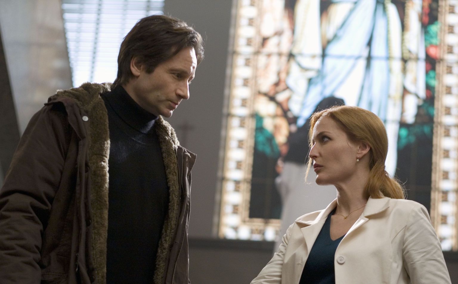 Kaader põnevusfilmist «Salatoimikud». Fotol Fox Mulder (David Duchovny) ja Dana Scully (Gillian Anderson)