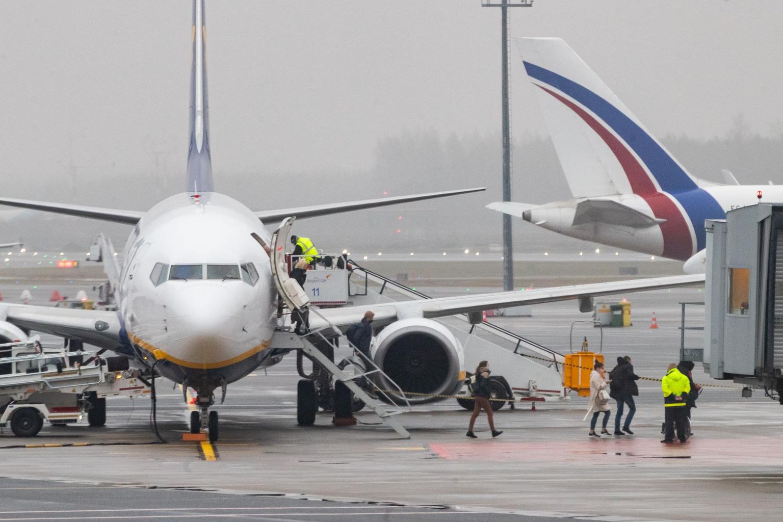 Самолет Ryanair в Таллиннском аэропорту.