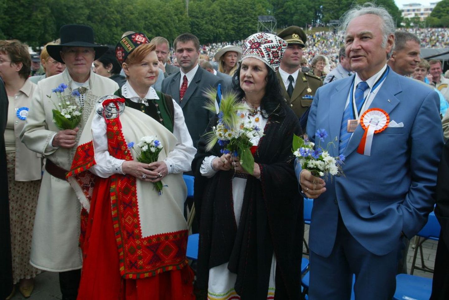 Pildil on 2004. aasta laulupidu Tallinnas, mida oma kohalolekuga austasid ka Läti ja Eesti presidendipaarid. 
.