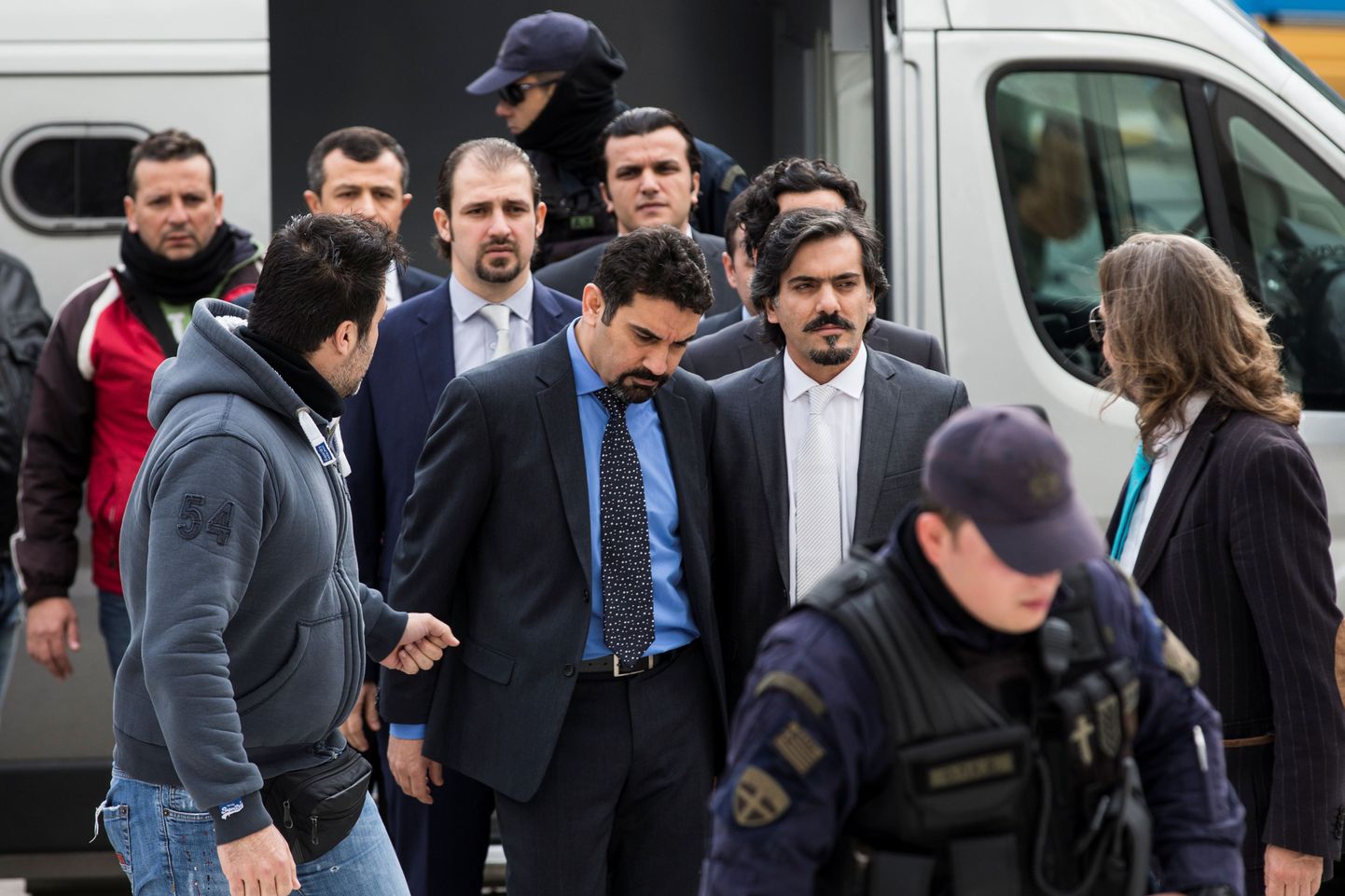 Kaheksa Türgi sõdurit Kreekas kohtusse suundumas.